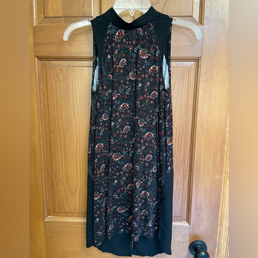 Reitman’s Sleeveless flowered blouse
